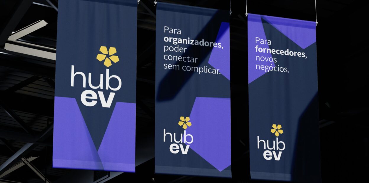 Banners da Hub EV suspensos em pavilhão de eventos